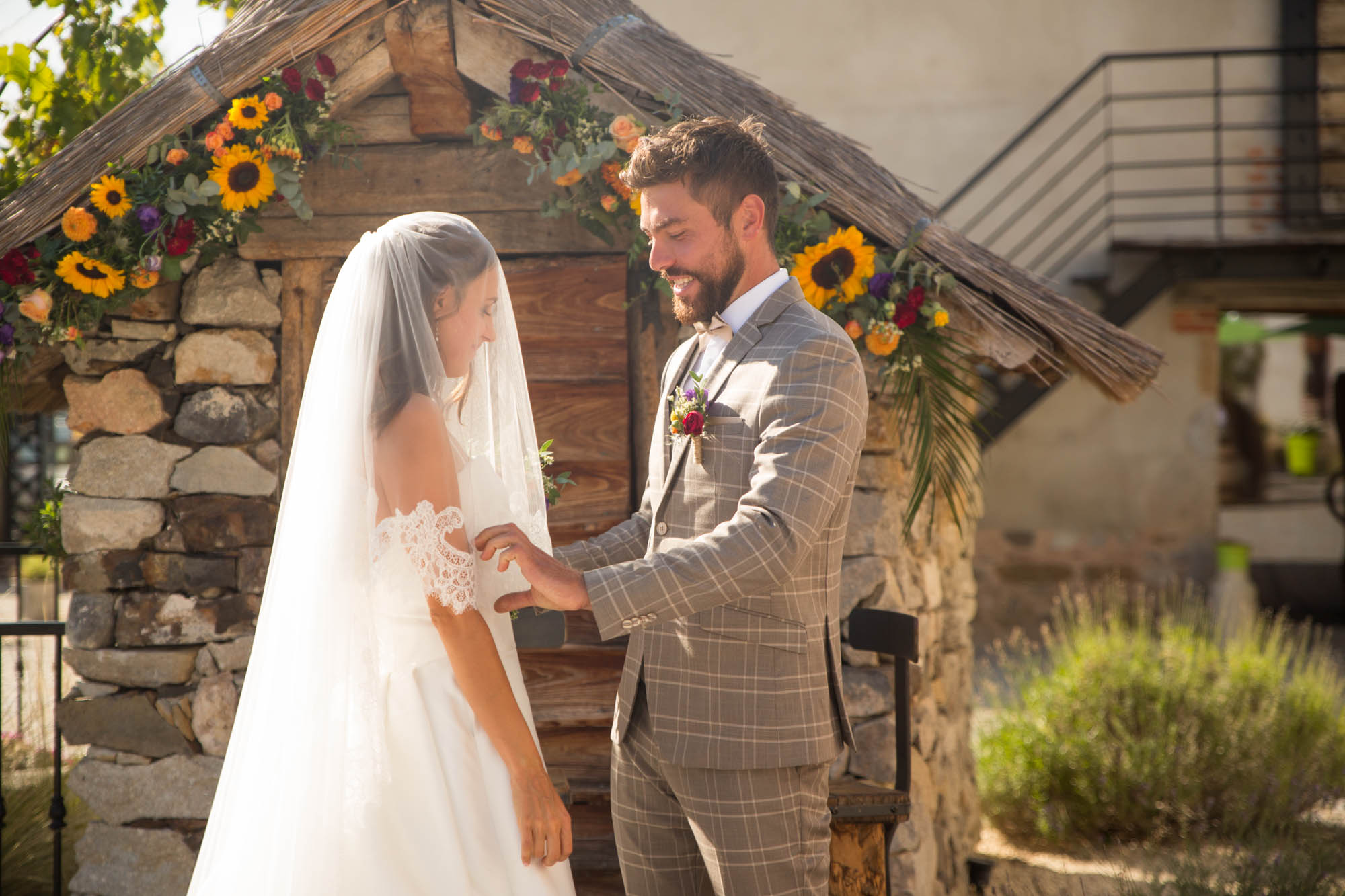 photographe-mariage-genilac-lyon-lifestyle-aurore-ceysson-ceremonie-laique-la-cours-du-domaine-Mornand-en-Forezaine-