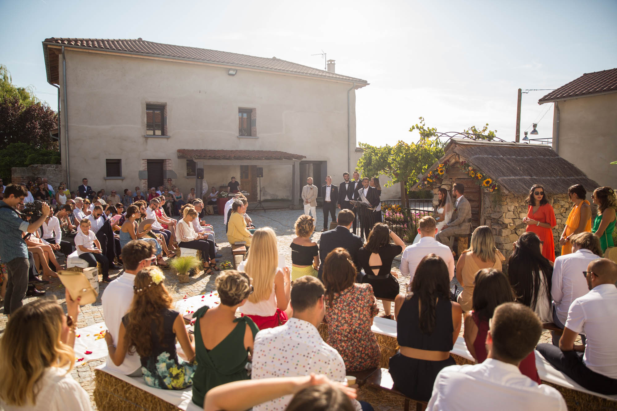 photographe-mariage-genilac-lyon-lifestyle-aurore-ceysson-ceremonie-laique-la-cours-du-domaine-Mornand-en-Forezaine-