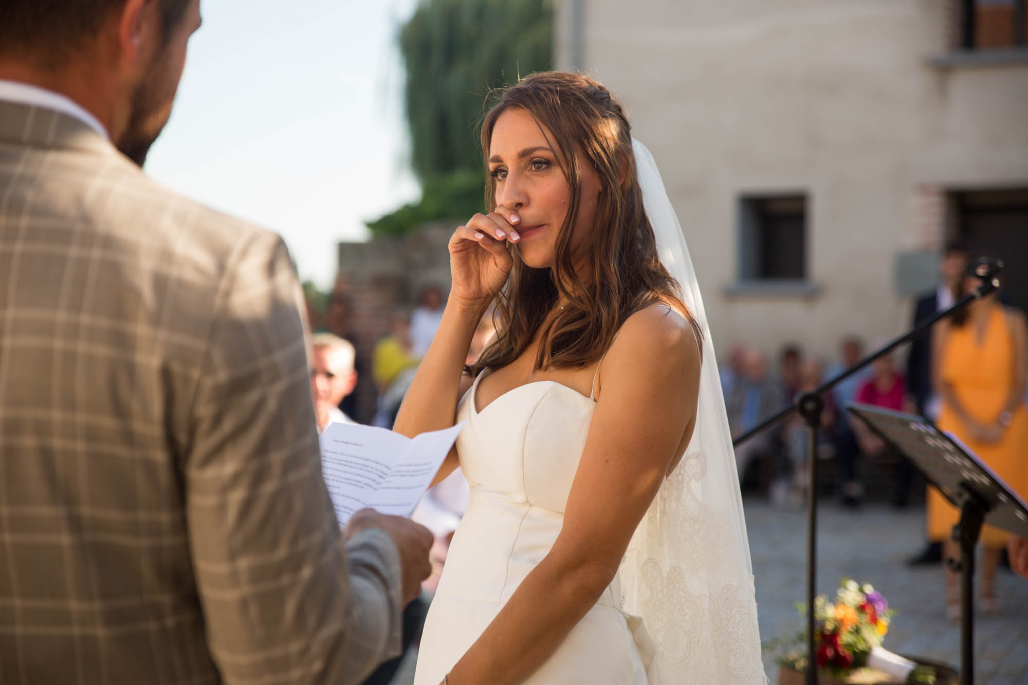 photographe-mariage-genilac-lyon-lifestyle-aurore-ceysson-ceremonie-laique-la-cours-du-domaine-Mornand-en-Forez